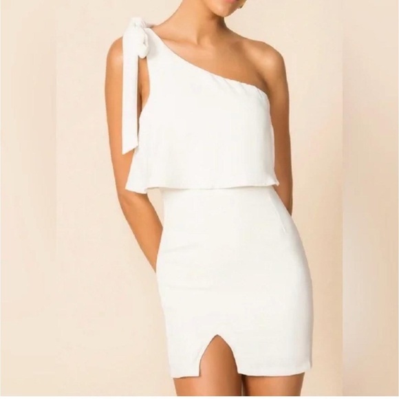 superdown Dresses & Skirts - Superdown Mini Dress Size XS White One Shoulder Bow Side Slit Chic Cocktail